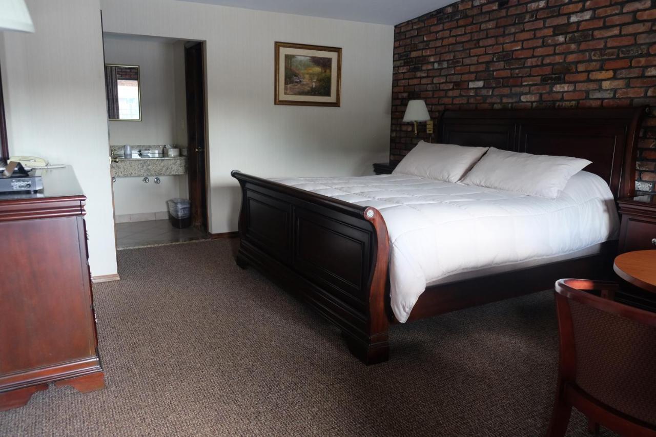 Chalet Inn & Suites Centerport Zewnętrze zdjęcie