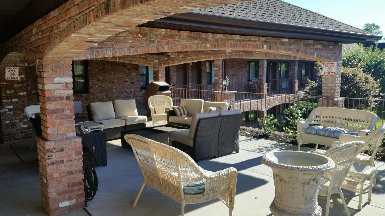 Chalet Inn & Suites Centerport Zewnętrze zdjęcie