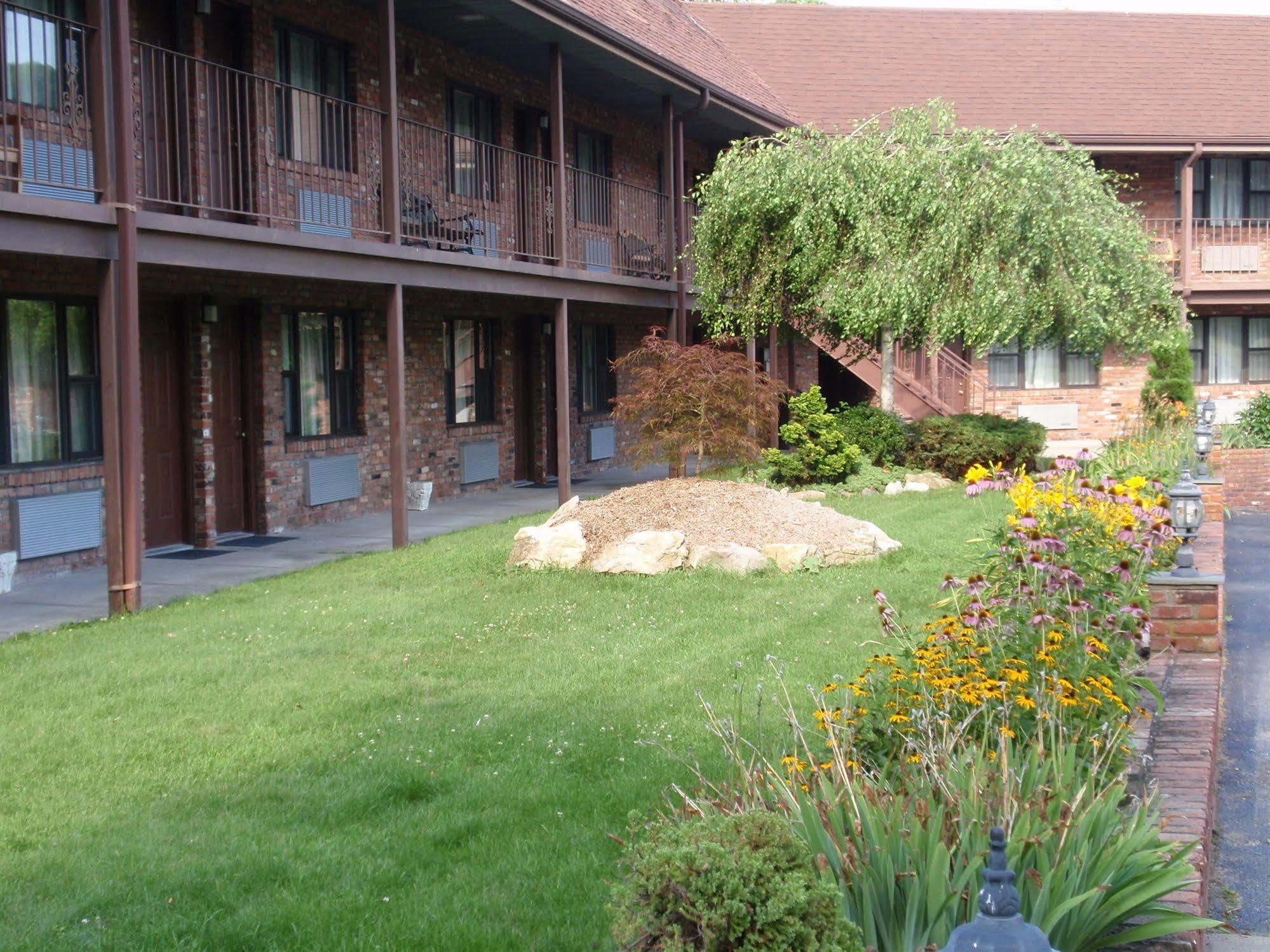 Chalet Inn & Suites Centerport Zewnętrze zdjęcie