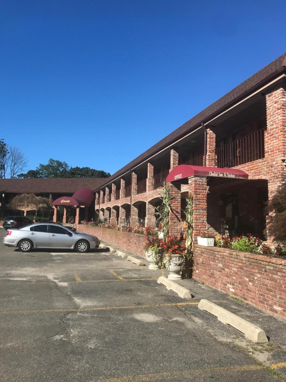 Chalet Inn & Suites Centerport Zewnętrze zdjęcie